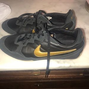 Fab retro Nike sneakers in gold & black leather